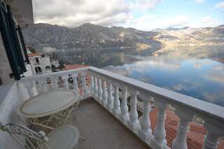 Апартаменты Boka Gardens Seaside Resort Котор Апартаменты с 2 спальнями, балконом и видом на море - Дополнительное здание-1